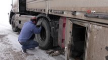 Mozaret Geçidinde buzlanma nedeniyle kayan tırlar yolu kapattı