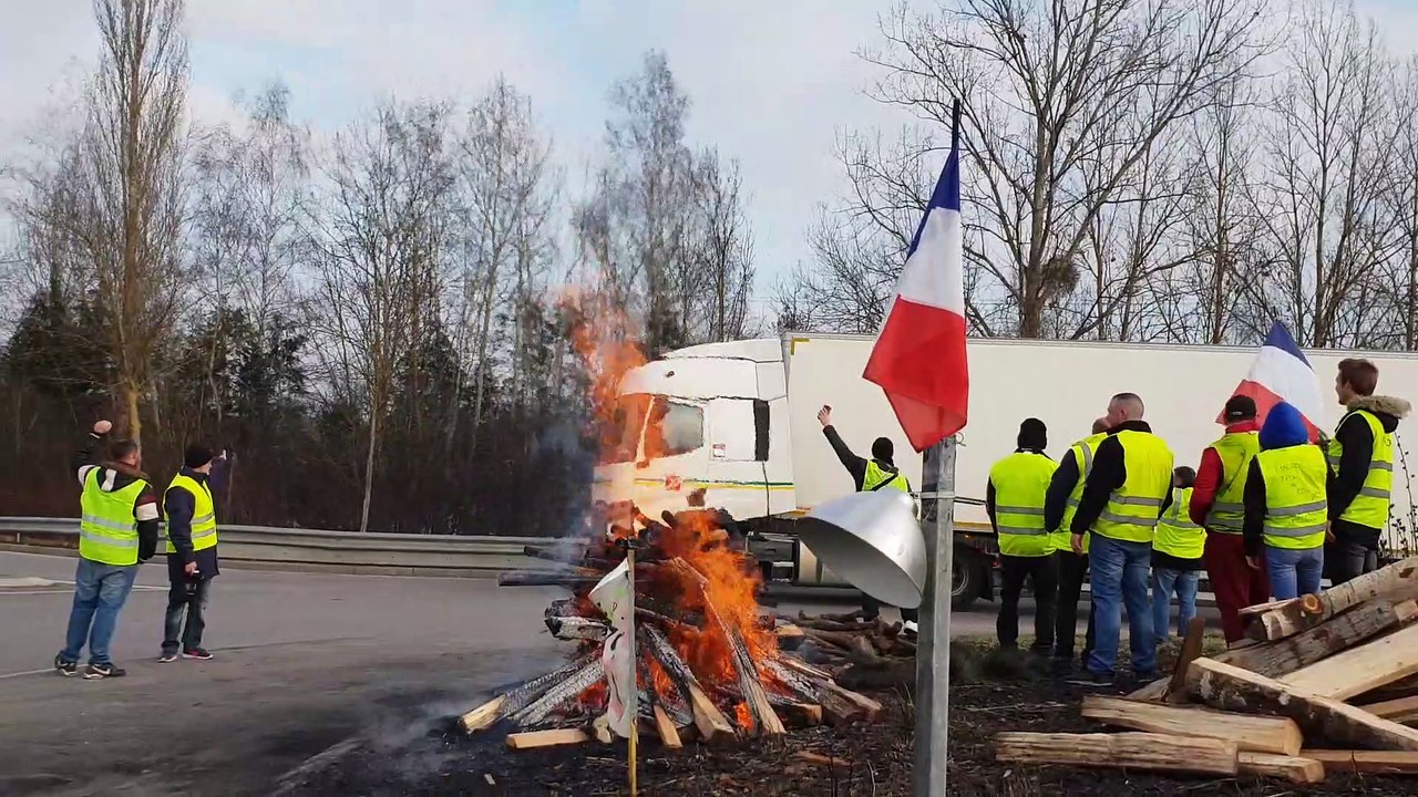 Lunéville : un routier montre son soutien aux gilets jaunes  en effectuant plusieurs tours du rond-point de Chaufontaine