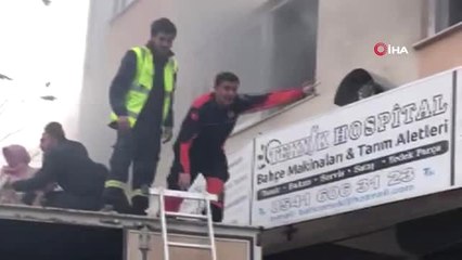 Arnavutköy'de Yangın Paniği...çok Sayıda Kişi Mahsur Kaldı