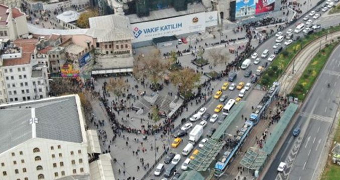 Piyango Bileti Almak İçin Nimet Abla'nın Önünde Metrelerce Uzunlukta Kuyruk Oluşturdular