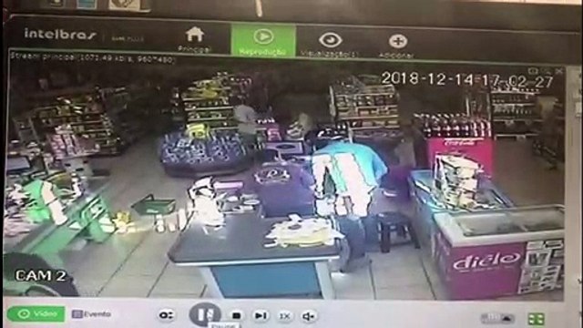 Câmera mostra ação marginal em supermercado