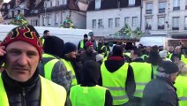 Besançon : les gilets jaunes entonnent la Marseillaise place de la Révolution