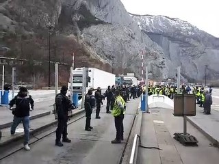 À Saint-Michel-de-Maurienne, les gendarmes libèrent le péage