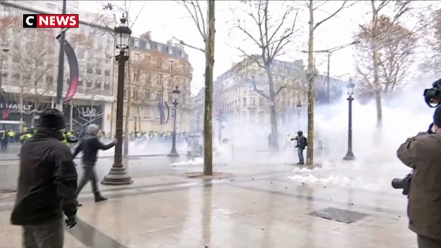 Gilets jaunes : vives tensions sur les Champs-Élysées cet après-midi