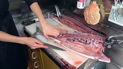 Increible! Este chico sabe hacer filete y sushi mejor que un chef