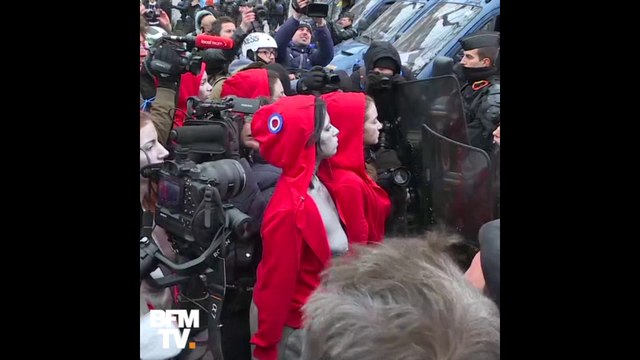 Bonnets phrygiens, seins nus, ces Mariannes font face aux forces de l'ordre