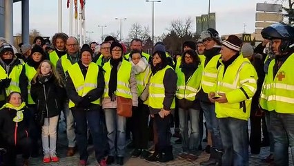 Colmar: les gilets jaunes observent une minute de silence