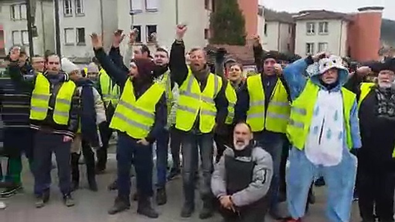 Gilets jaunes devant la caserne de Roussillon (Nord-Isère)