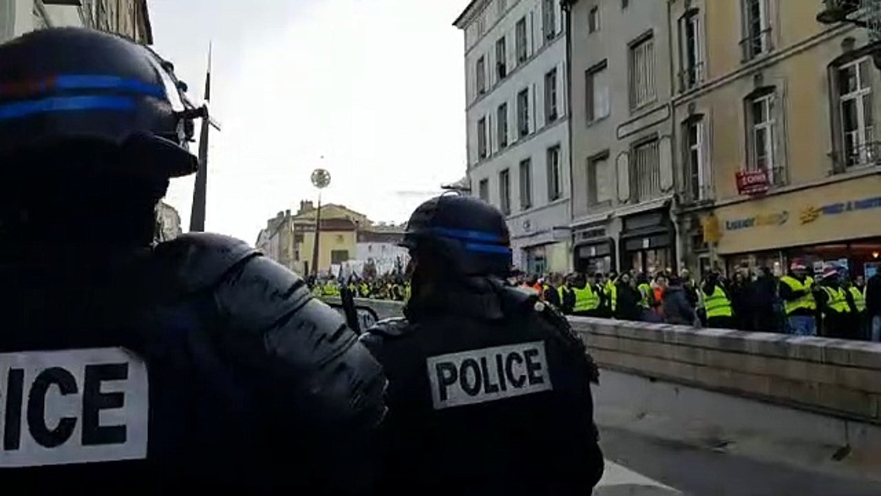 Nancy :  les gilets jaunes devant le marché de Noël qui crient "libérez le père Noël".