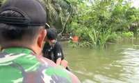 Lintasi Derasnya Arus Sungai Kampar, Anggota TNI Salurkan Bantuan Untuk Korban Banjir