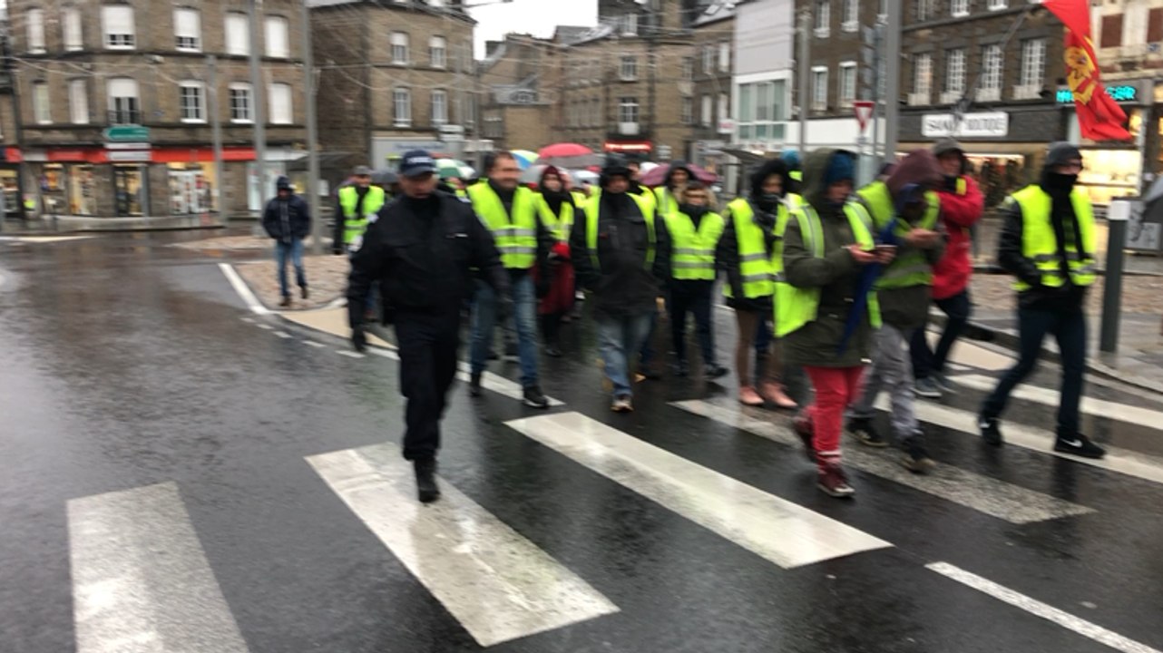 200 Gilets jaunes défilent