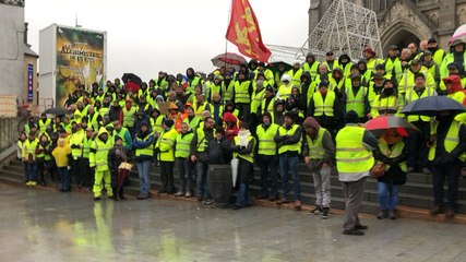 Les Gilets jaunes observent une minute de silence