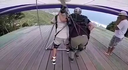 Deux hommes ratent leur décollage en deltaplane