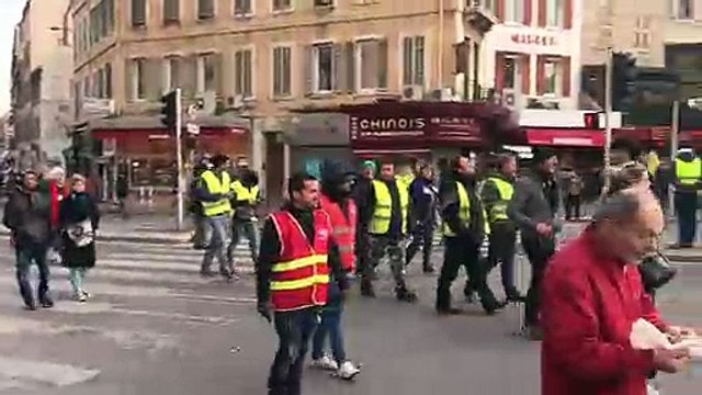 Marseille : le cortège de la CGT arrive place Castellane avec des gilets jaunes