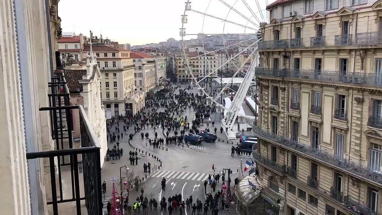 Manifestations à Marseille : les forces de l'ordre  en position pour évacuer le Vieux-Port