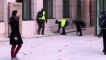 Besançon : des jeunes qui n’ont rien à voir avec des gilets jaunes brisent des socles en béton pour se fabriquer des projectiles