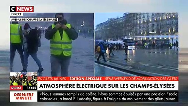 Gilets jaunes : Regardez les reporters de CNews, peu avant 17h, au coeur de la charge des policiers sur les Champs Elysées