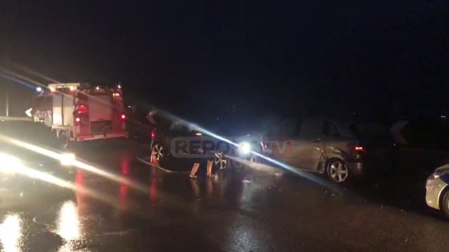Report Tv - Aksident në Elbasan, përplasen kokë më kokë dy automjete, 4 të plagosur