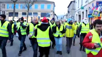 Les Gilets jaunes défilent dans les rues de La Tour-du-Pin
