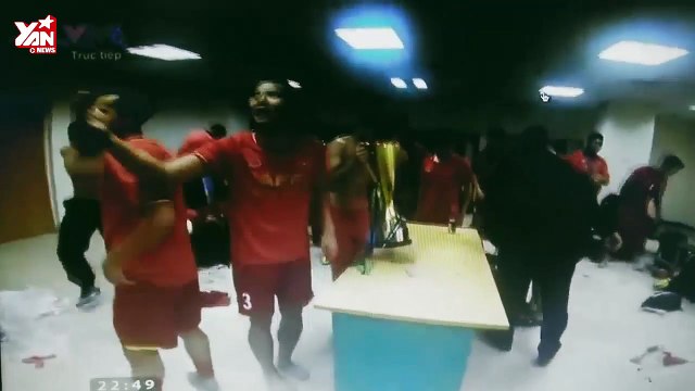 Tuyển Việt Nam uống bia bằng cúp trong phòng thay đồ.