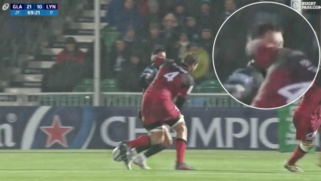 Oosthuizen reçoit un carton rouge pour un coup de coude dans la tête de son adversaire