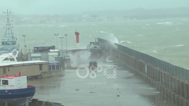 Ora News - Moti i keq, era dhe shiu i rrëmbyeshëm krijojnë probleme në porte