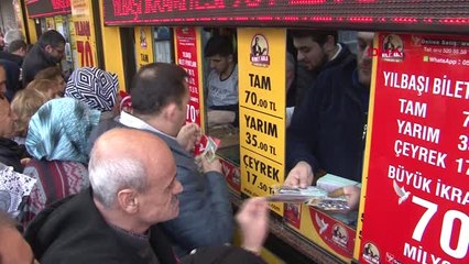 Eminönü'nde Yüzlerce Metrelik Umut Kuyruğu Havadan Görüntülendi