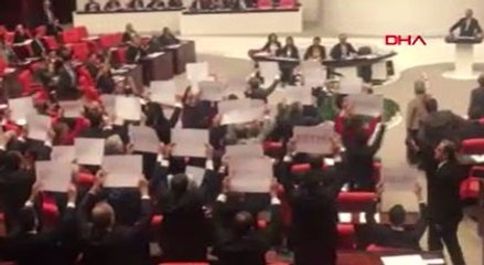 CHP'li vekiller Bakan'ı böyle protesto etti