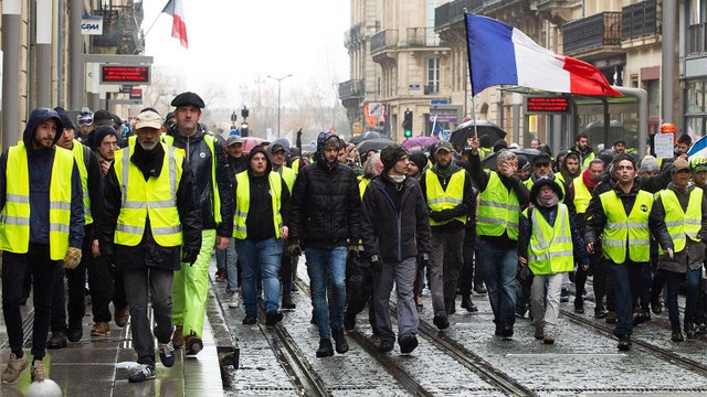 هتفوا: ماكرون ارحل.. تجدد الصدامات بين المحتجين والشرطة بباريس