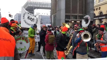 Avusturya'da 50 Bin Kişi Hükümeti Protesto Etti