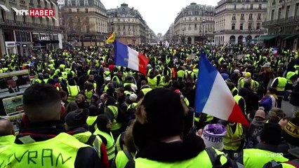 Paris sokakları yine karıştı