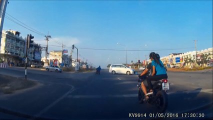 2 motards évitent le pire au dernier moment