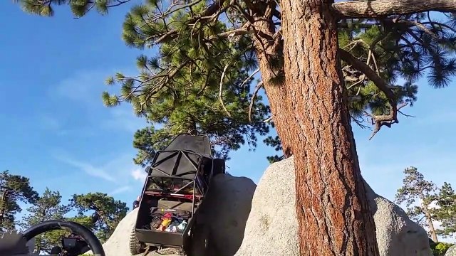 En 4x4 il tente de grimper un énorme rocher et se rate complètement