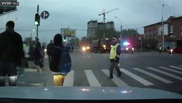 Ces piétons ont faillit se faire écraser par... un tank