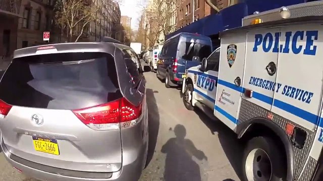 Un policier très sympa aide un motard à sortir d'un bouchon