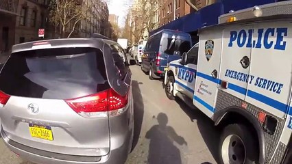 Un policier très sympa aide un motard à sortir d'un bouchon