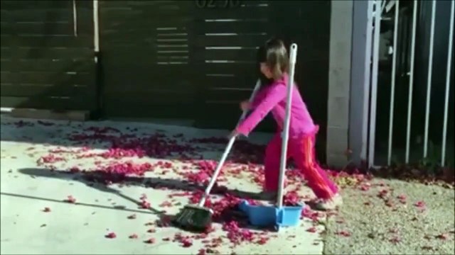 Cet enfant veut aider sa soeur à ramasser les feuilles... Enfin il essaie.. FAIL