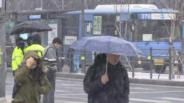 [날씨] 휴일 전국 눈비...추위 없지만 미세먼지↑ / YTN