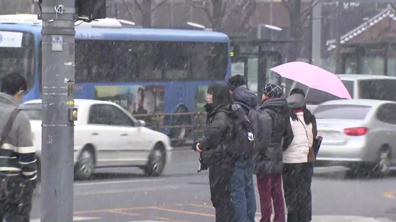 [날씨] 휴일 곳곳 눈비...추위 대신 미세먼지 기승 / YTN