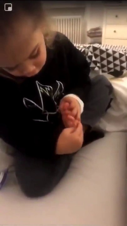Une petite fille veut donner son pied contre un carambar