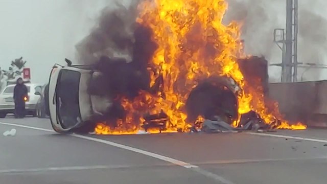 김해 국도서 1톤 트럭 전도...인명 피해 없어 / YTN