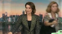 فيديو تصرف مصففة الشعر العفوي يحرج مذيعة على الهواء خلال نشرة الأخبار
