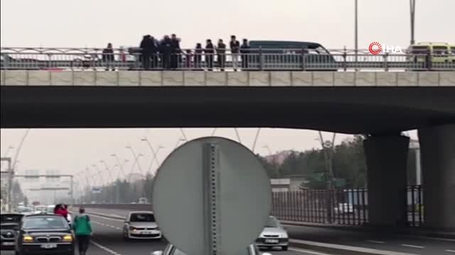 Üst Geçitte Böyle İntihar Etmek İstedi...intihara Teşebbüs Eden Kadını Polis Ekipleri Kurtardı