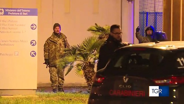 Scontri a Bari tra migranti espulsi e Polizia: 3 agenti feriti