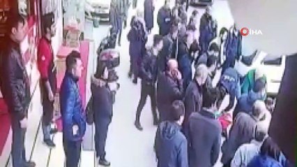 E-5 Yanyol'da feci kaza: 4 yaralı...Kontrolden çıkan otomobil aydınlatma direğine böyle çarptı