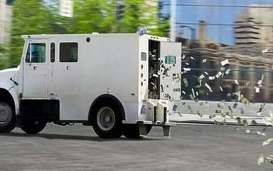 أموال تتطاير على أحد الطرق في أمريكا.. شاهدوا ماذا حدث