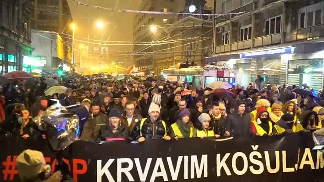 In Belgrad gehen erneut Tausende Demonstranten gegen die Regierung auf die Straßee