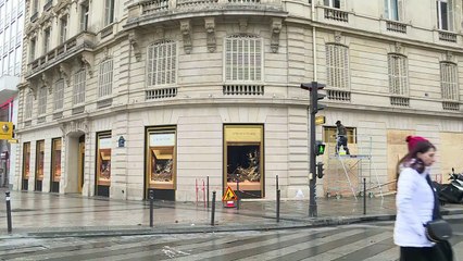 La vie reprend sur les Champs-Elysées