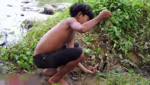 Primitive Survival Technology - Little Brothers Cook Crabs in the Wild - Eat Delicious Meals