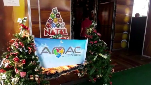 Papai Noel recebe crianças e adultos com necessidades especiais
